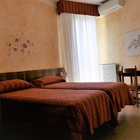 Albergo Villa Angela ตอสโกลาโน มาแดร์โน ภายนอก รูปภาพ