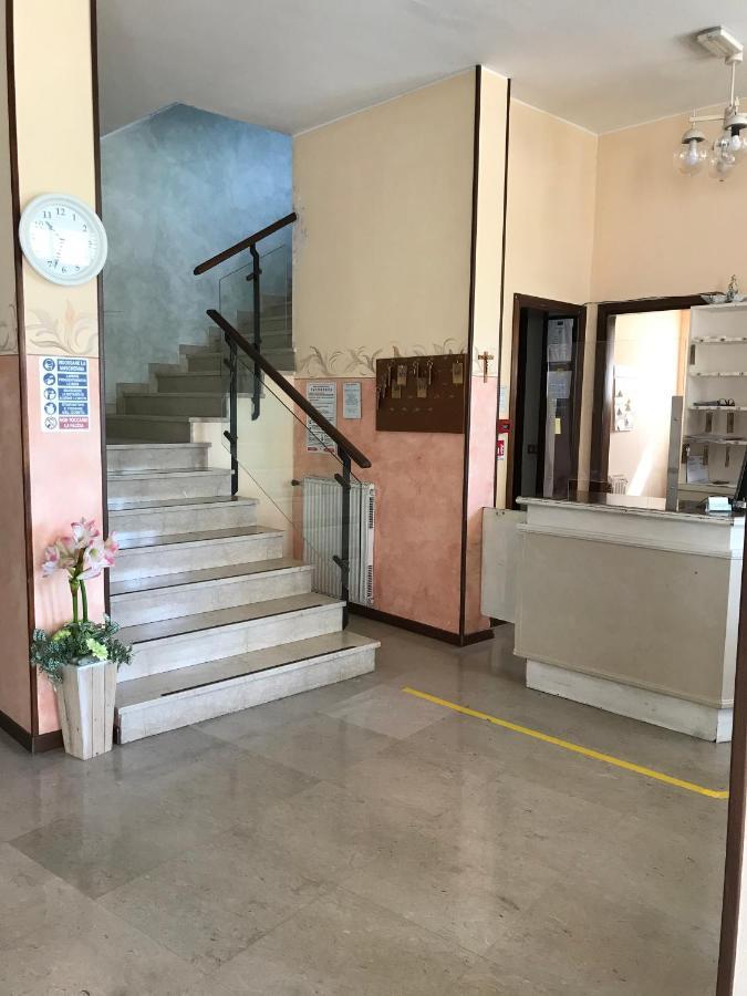 Albergo Villa Angela ตอสโกลาโน มาแดร์โน ภายนอก รูปภาพ