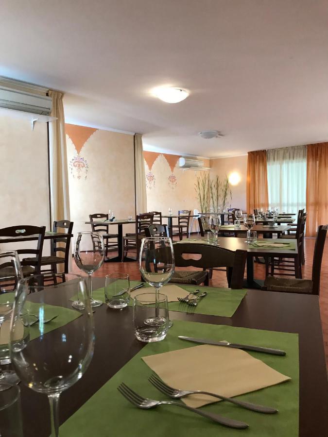 Albergo Villa Angela ตอสโกลาโน มาแดร์โน ภายนอก รูปภาพ