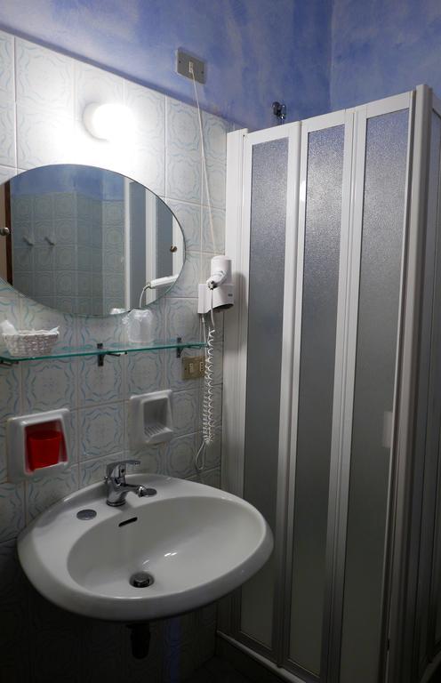 Albergo Villa Angela ตอสโกลาโน มาแดร์โน ภายนอก รูปภาพ